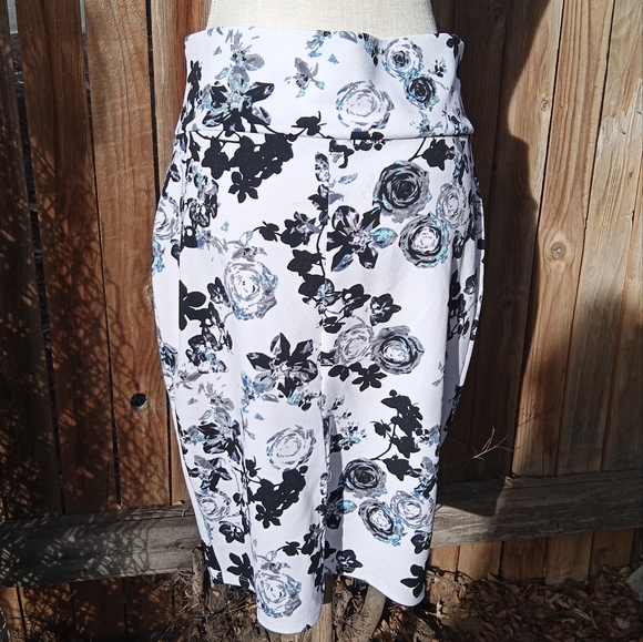 Comfortable Stretchy Pencil Skirt with Floral/Black Rose Graphic Detailing - Picture 4 of 6